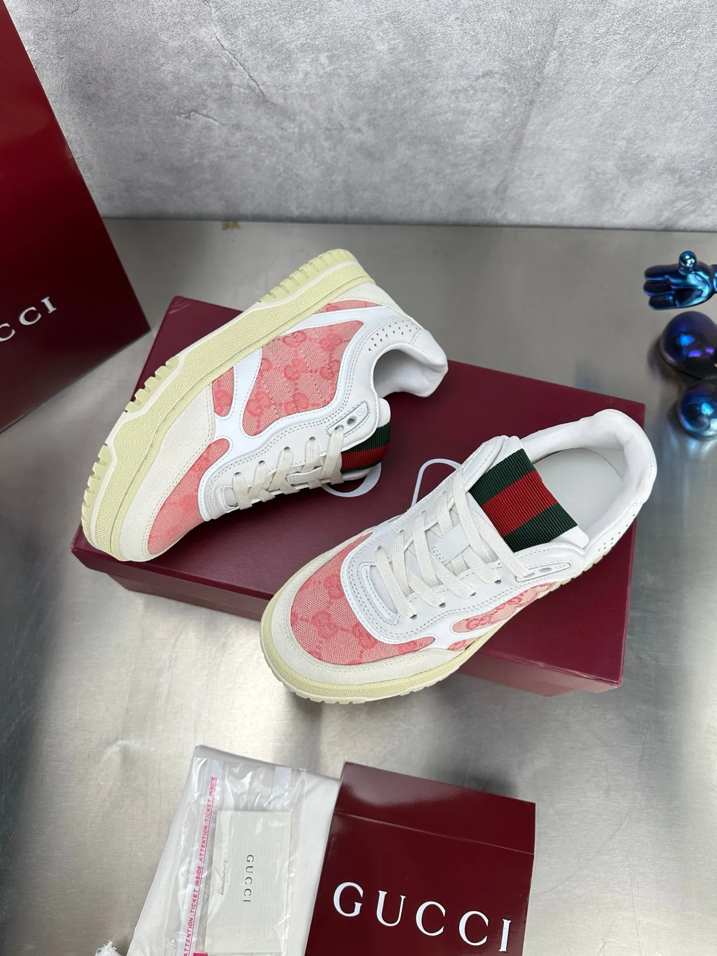 Factory price: 640💰The top version of Gucci Gucci's latest hot-selling couple's sneaker series is shipped. The original version is purchased, developed and manufactured. This high-low top sneaker adopts a basketball-style silhouette design, cleverly incorporating hollow panels and distressed effects, showing its unique ingenuity. The ingenuity incorporates brand logo details such as interlocking Double G styling accessories and Gucci lettering, a low-key tribute to the brand's design heritage. Exquisite packaging at the delivery counter 🛍📦 ▪️ Fabric: Original customized imported first-layer cowhide ▪️ Inner lining: Imported first-layer cowhide ▪️ Sole: Original molded TPU sole ▪️ Sole thickness: 3cm ▪️ Size: Women's 35-41 Men's 38-45 (Female 41, Men 38 45 customized) ▪️ p